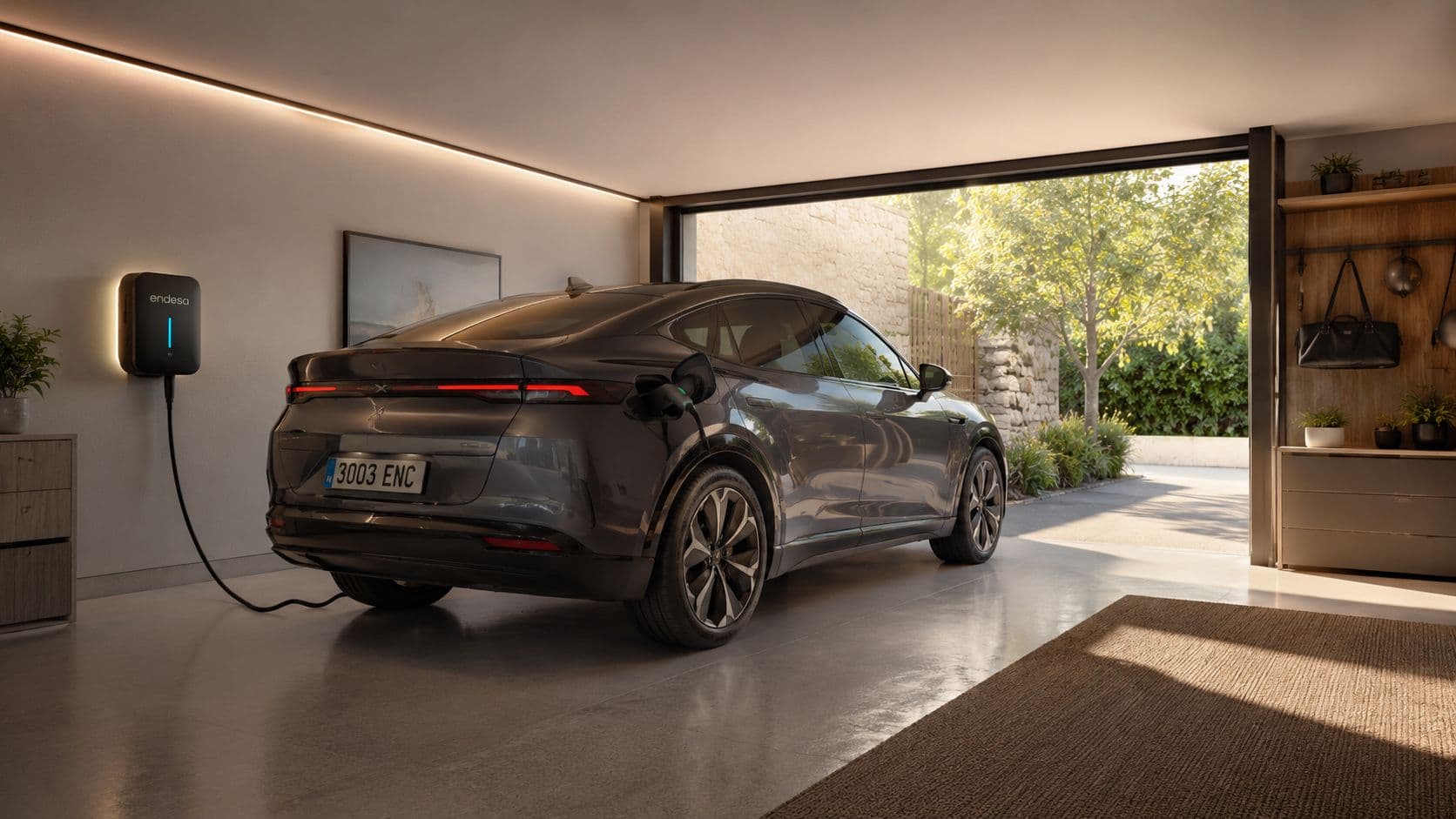 Un coche eléctrico oscuro cargándose en un garaje moderno con un cargador de pared de Endesa instalado.