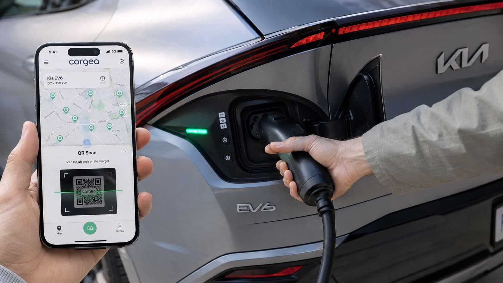 Una persona utiliza una aplicación móvil para escanear un código QR al cargar su vehículo eléctrico Kia EV6.