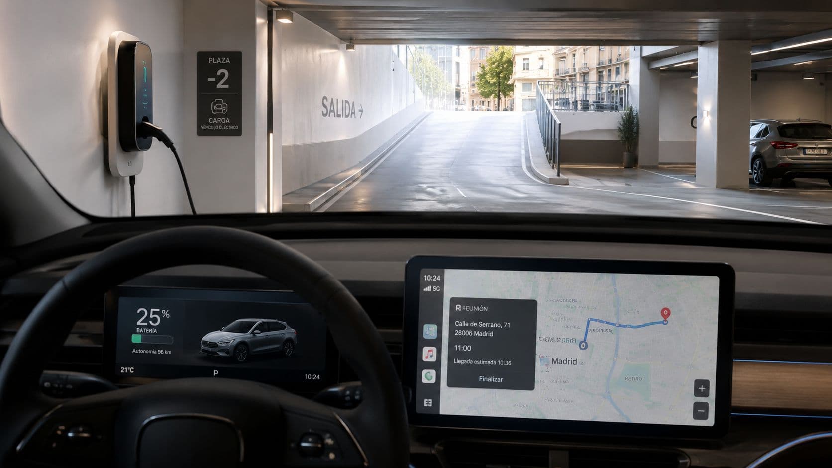 Interior de un vehículo eléctrico estacionado en un garaje, mostrando el tablero digital y una estación de carga.